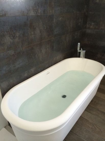 Baignoire en Corian Porcelanosa et mitigeur colonne pour baignoire